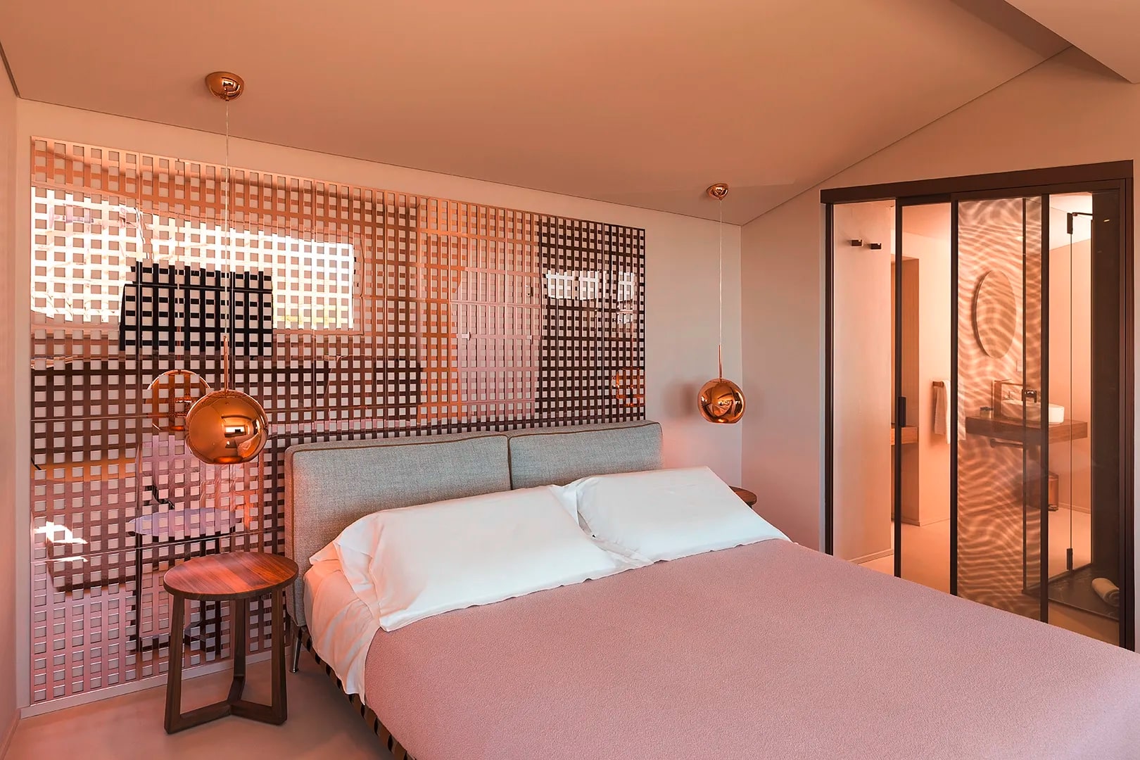 Gessi zeigt ein Schlafzimmer mit angeschlossenem Badezimmer mit Armaturen aus der Serie Rettangolo K in den Taormina Infinity Suites.