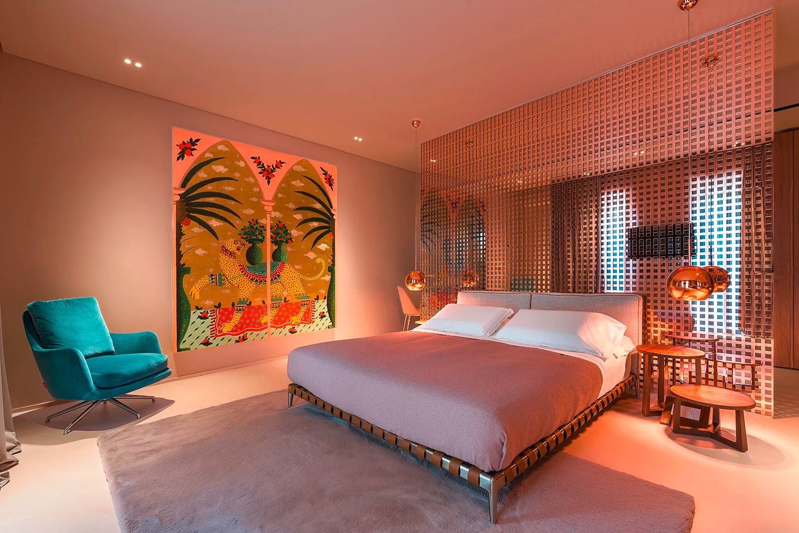 Gessi zeigt ein Schlafzimmer in warmen rosé Tönen in den Taormina Infinity Suites.