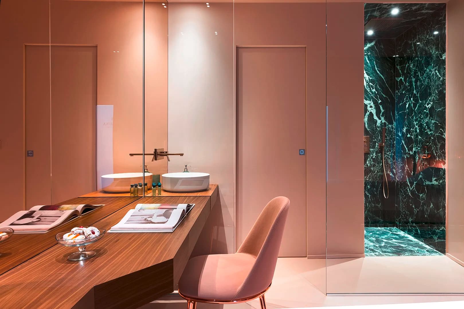 Gessi zeigt einen Tisch mit angeschlossenem Bad mit Waschtisch- und Duscharmaturen aus der Serie Rettangolo K in den Taormina Infinity Suites.