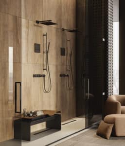 GESSI präsentiert zwei Regenduschen mit eckigem Duschkopf und einer stabförmigen Handdusche in schwarz.