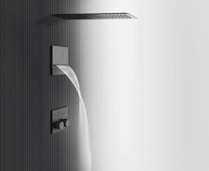 GESSI zeigt eine Wasserfalldusche mit in der Duschwand integriertem Duschradio mit zwei Drehreglern in schwarz.