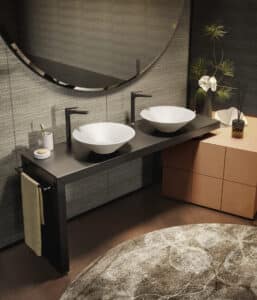 GESSI zeigt einen Doppelwaschtisch mit freistehenden weißen Waschbecken und freistehenden schwarzen Armaturen.