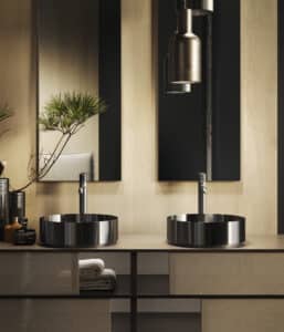 GESSI zeigt einen Doppelwaschtisch mit freistehenden metallischen schwarzen Waschbecken und Armaturen.