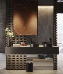 GESSI zeigt einen Doppelwaschtisch mit freistehenden schwarzen Waschbecken und seitlich freistehenden schwarzen Armaturen.