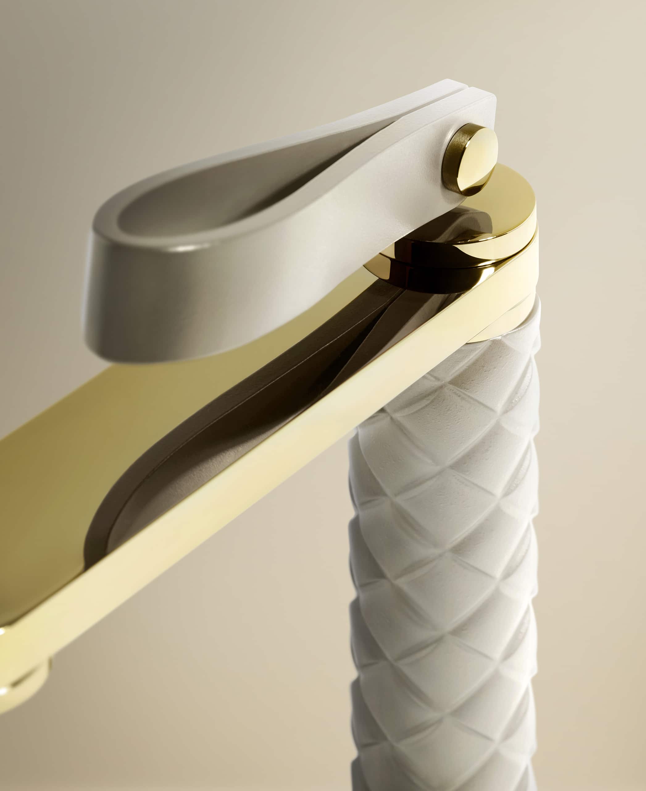 Gessi präsentiert einen luxuriösen Wasserhahn in Gold und Weiß mit Gitterstruktur in einer Detailansicht.