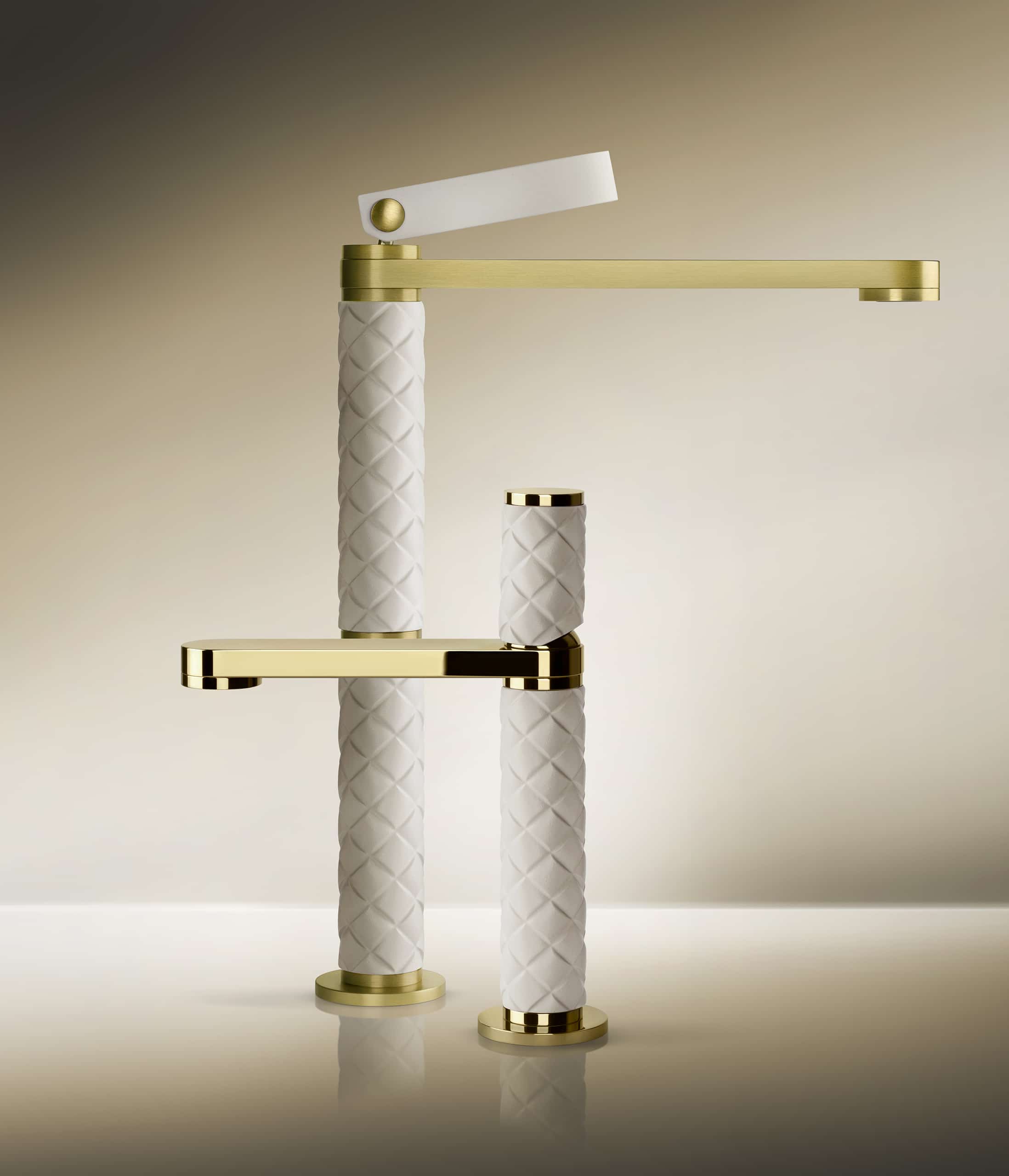 Gessi präsentiert einen luxuriösen Wasserhahn in Gold und Weiß mit Gitterstruktur in zwei verschiedenen Größen.