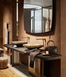 GESSI präsentiert ein Badezimmer mit Doppelwaschtisch und wandmontierten Armaturen aus der Kollektion Jacqueline.