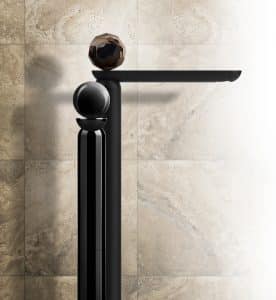 Elegante Kombination: Die Kollektion Perle von GESSI mit (matt) schwarzen Armaturen.