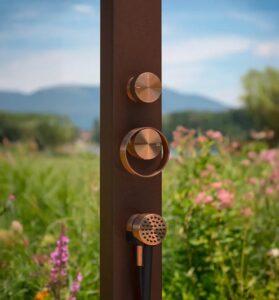 GESSI zeigt die Bedienelemente der freistehenden kupferfarbenen Duschsäule.
