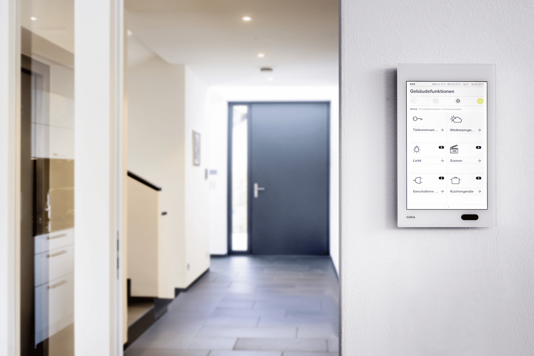 Smart Home-Bedieneinheit von Gira für Gebäudefunktionen.