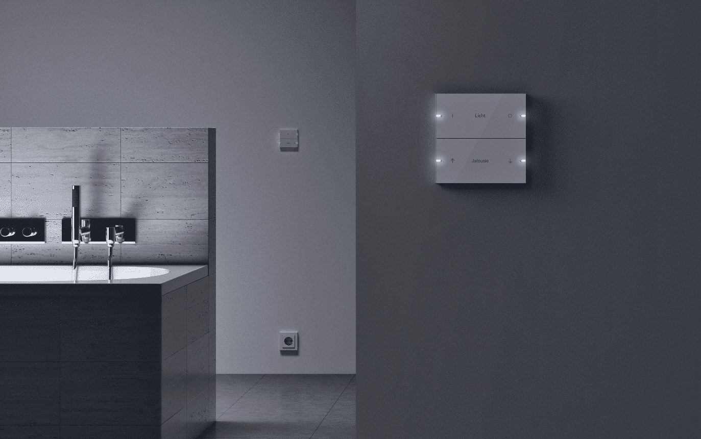 Gira zeigt ein dunkel gehaltenes Badezimmer mit smarter Lichtschalterlösung in Grau.