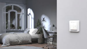 Ein weißer E2 1‑fach System 55‑Wippschalter für Sonnenschutz und Verdunkelung im Schlafzimmer von Gira.