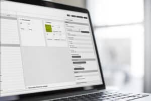 Ein Laptop auf dem ein  G1‑Bediengerät über den Gira Projekt Assistenten (GPA) eingerichtet wird, zur Steuerung von Smart‑Home‑Funktionen von Gira.
