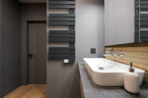 Ein schwarzes KNX‑RF‑Multi‑Bedienelement für Badezimmerfunktionen von Gira.