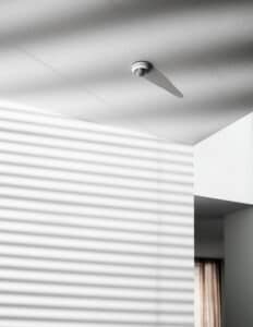 Ein runder, weißer, deckenmontierter Präsenz‑Bewegungsmelder von Gira zur automatischen Erfassung von Anwesenheit und Steuerung von Licht oder Funktionen im Raum.