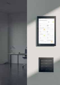 Ein Gira G1 Touchscreenpaneel zur Gebäudesteuerung und Schalter TS4 70 in Schwarz bzw. Anthrazit im Arbeitszimmer.