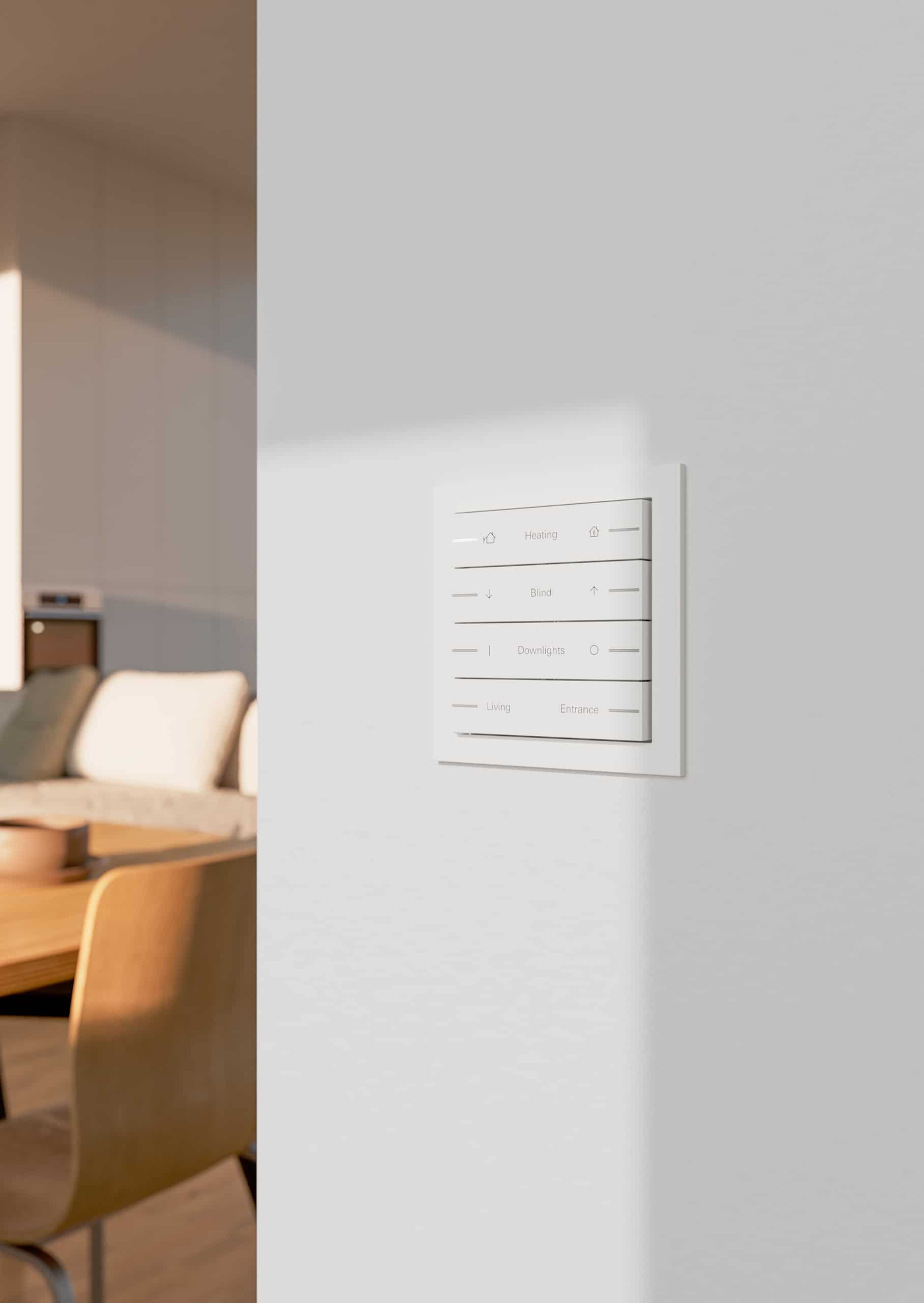 Ein Gira F200 flach TS4 70 4F Schalter in Weiß an einer hellen Wand im Wohnraum.