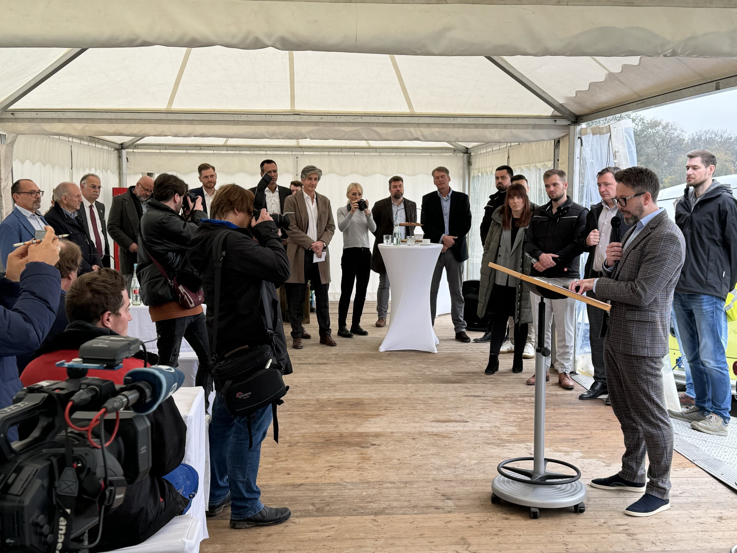 „Wir wollen künftig 70% des Stroms aus dem Solarpark für eigene Zwecke nutzen“, sagt Gira Energiemanager Paasch.
