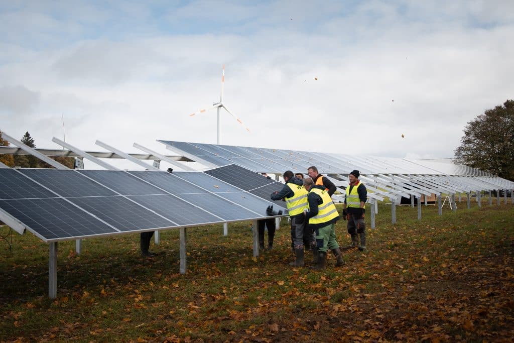 Die PV-Module werden in eine Trägerkonstruktion eingesetzt, die auf in den Boden eingebrachten Pfosten aufsitzt.