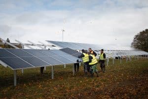 Die PV-Module werden in eine Trägerkonstruktion eingesetzt, die auf in den Boden eingebrachten Pfosten aufsitzt.