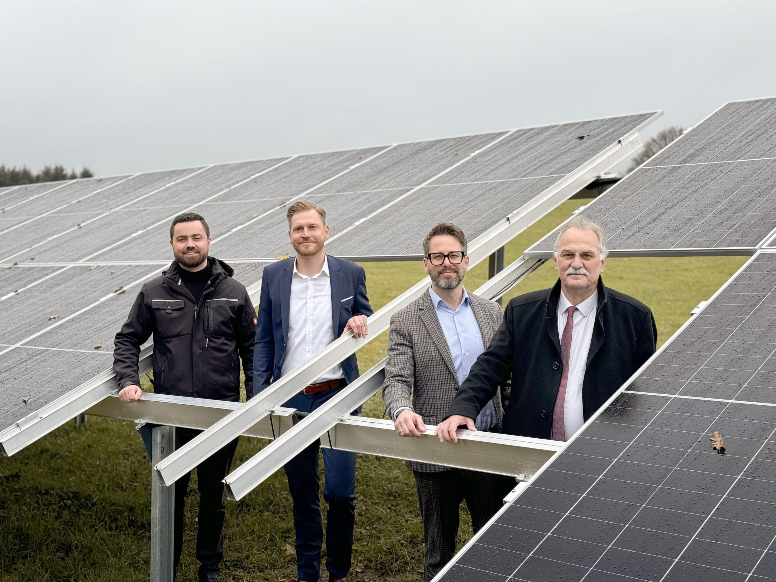 Bürgermeister Joh. Mans, G. Paasch u. S. Marz von Gira sowie O. vom Lehn von Apricus Solar (v.r.).