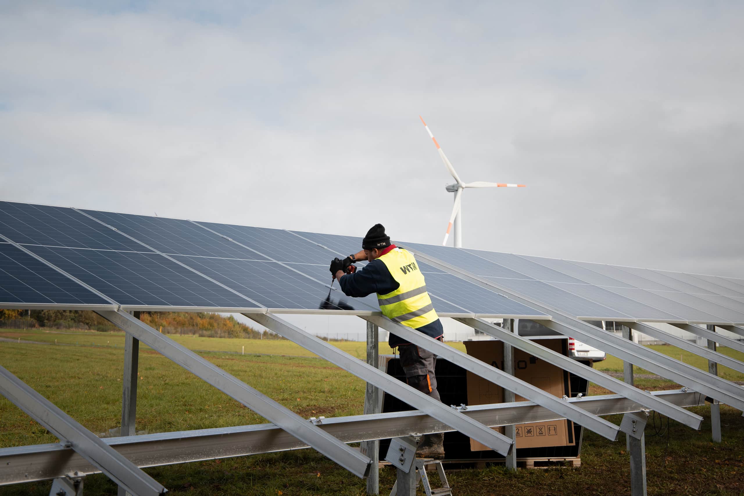 Die Rahmenkonstruktionen für die PV-Module bestehen aus feuerverzinkten Stahlprofilen sowie Längs- u. Modulträgern.