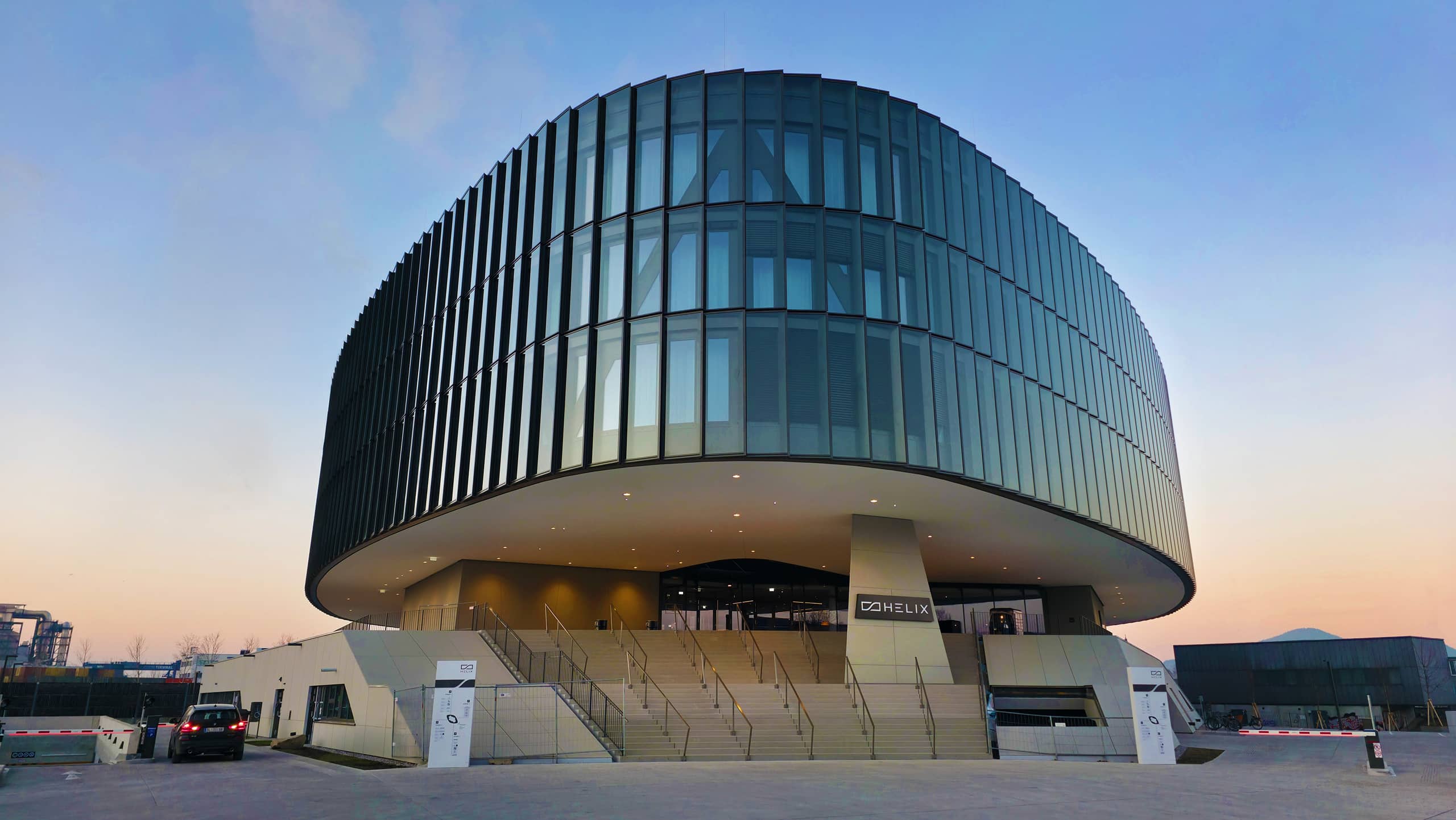 Eine gute Wahl für das Gira Experience Center: Durch ihre elegante Erscheinung gilt die „Helix“ schon jetzt als architektonische Landmarke in der Mozartstadt.