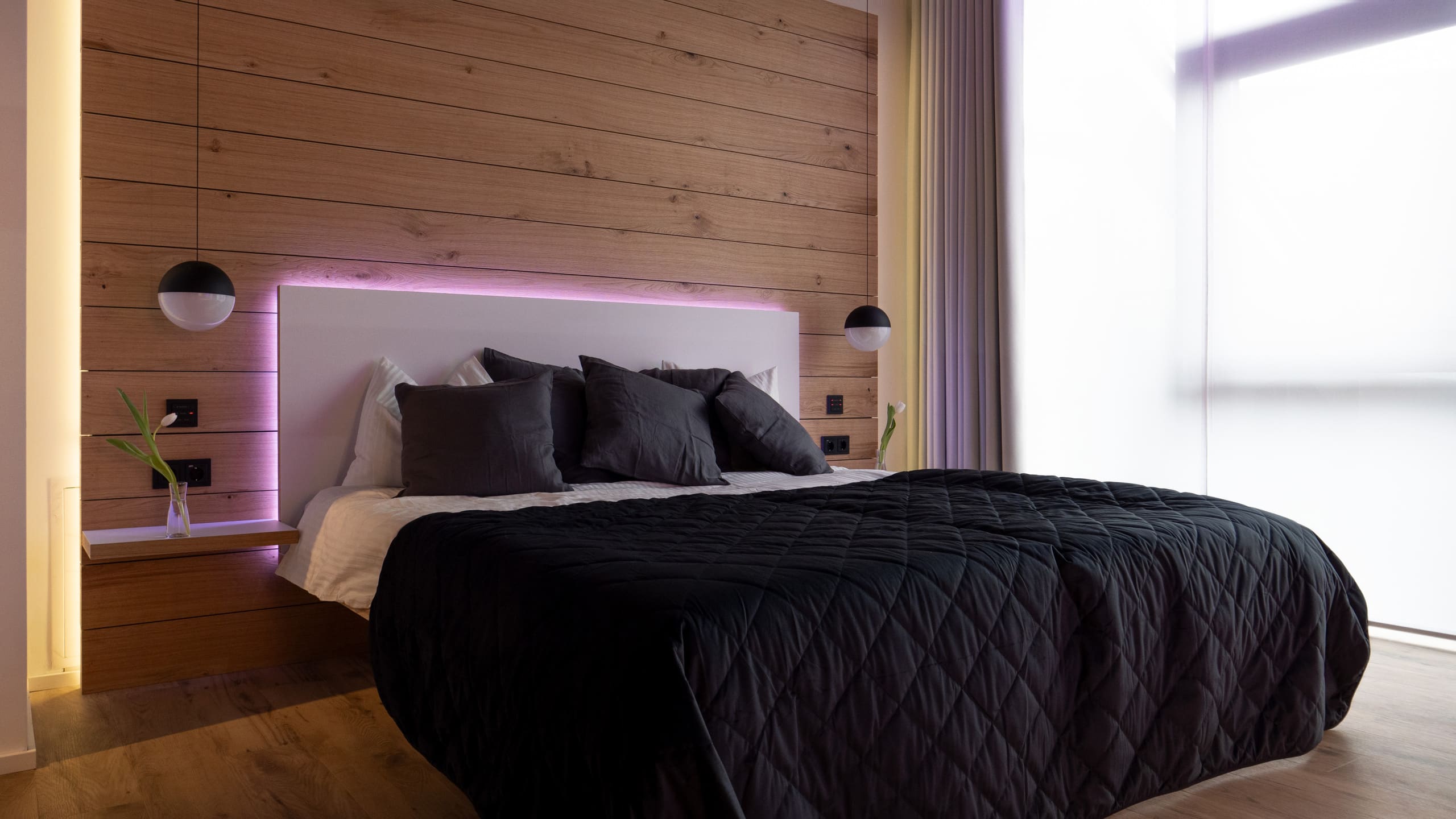 Mit smarten Homesystemen von Gira kann die perfekt abgestimmten Erholungsoase geschaffen werden, die wir Schlafzimmer nennen.