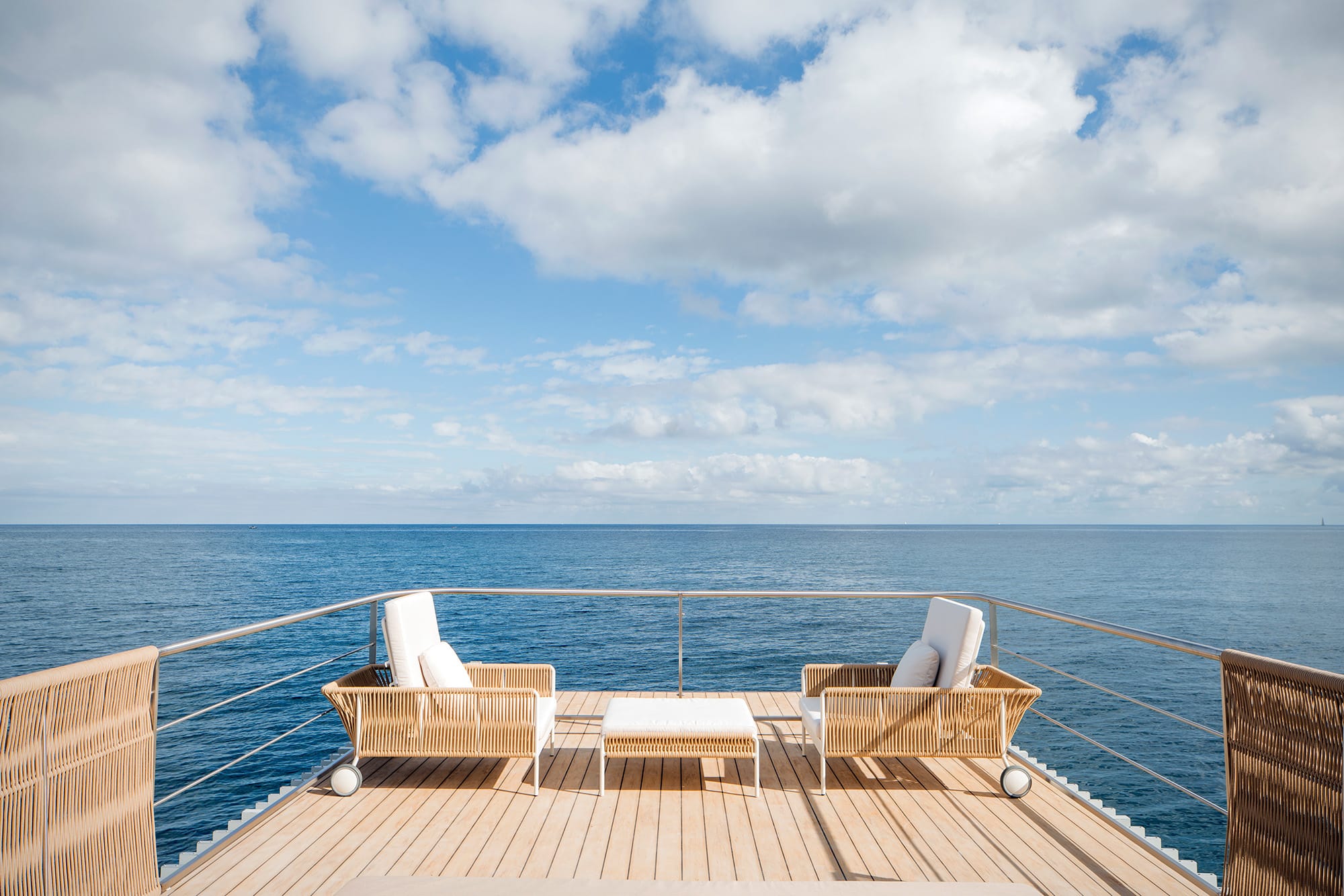 Oberdeckaufnahme des schwimmenden Pavillons 'Punta de Mar' mit Outdoorlounge und Aussicht aufs offene Meer bereitgestellt von Gira.