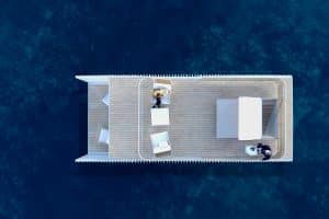 Luftaufnahme vom Oberdeck des schwimmenden Pavillons 'Punta de Mar' mit Oberdecksteuerung, Treppenaufgang und Outdoorlounge bereitgestellt von Gira.