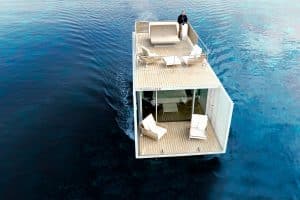 Voderansicht des schwimmenden Pavillons 'Punta de Mar' aus der Vogelperspektive mit Terrasse am Unter- und eingezäunter Terrasse am Ober-Deck von Gira.