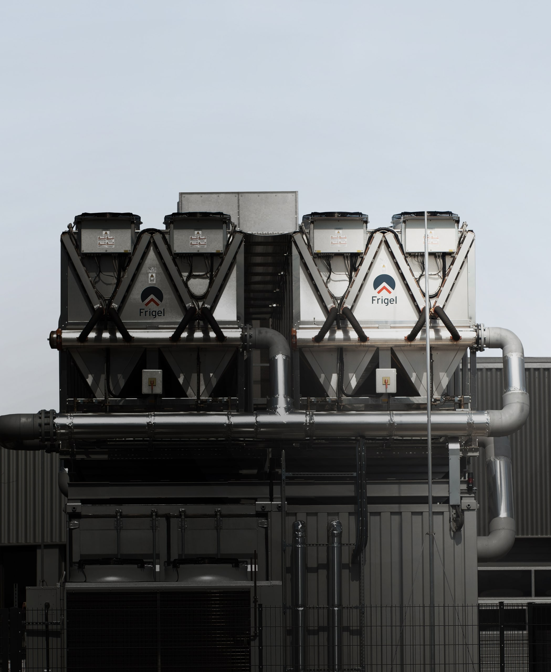 Systematisches Energiemanagement: Neue Technologien wie hier das 2021 auf dem Gira Campus Dahlienstraße installierte 3DK-Kühlsystem tragen oft zur Verbesserung der Energieeffizienz bei.