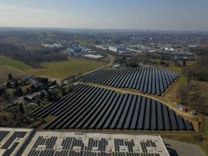 Die Gira Klimastrategie: Bis 2030 will der Gebäudetechnikspezialist und Smart-Building- Pionier seinen jährlichen CO2-Ausstoß auf 73.000 Tonnen reduzieren. Der Gira Solarpark, der ab Mitte 2025 jährlich annähernd zehn Millionen Kilowattstunden emissionsfreien Strom produzieren soll, wird dabei eine zentrale Rolle spielen.