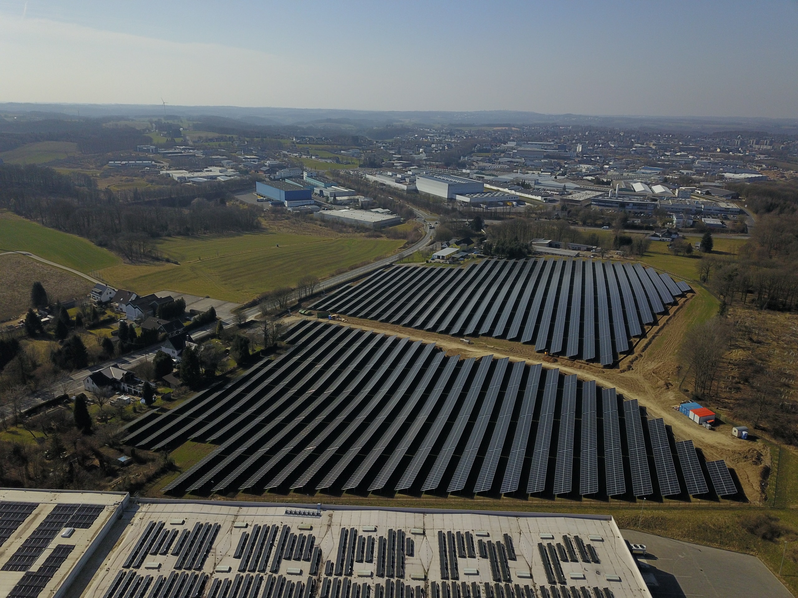 Die Gira Klimastrategie: Bis 2030 will der Gebäudetechnikspezialist und Smart-Building- Pionier seinen jährlichen CO2-Ausstoß auf 73.000 Tonnen reduzieren. Der Gira Solarpark, der ab Mitte 2025 jährlich annähernd zehn Millionen Kilowattstunden emissionsfreien Strom produzieren soll, wird dabei eine zentrale Rolle spielen.