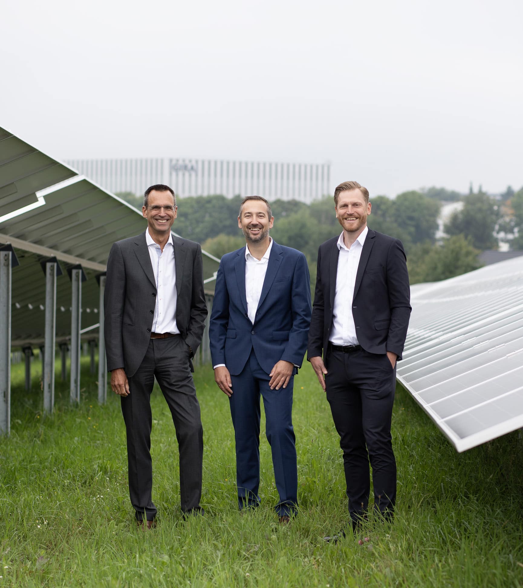 Die Gira Geschäftsführer Christian Feltgen, Dominik Marte und Sebastian Marz (v.l.n.r) bei der Einweihung des Solarparks.