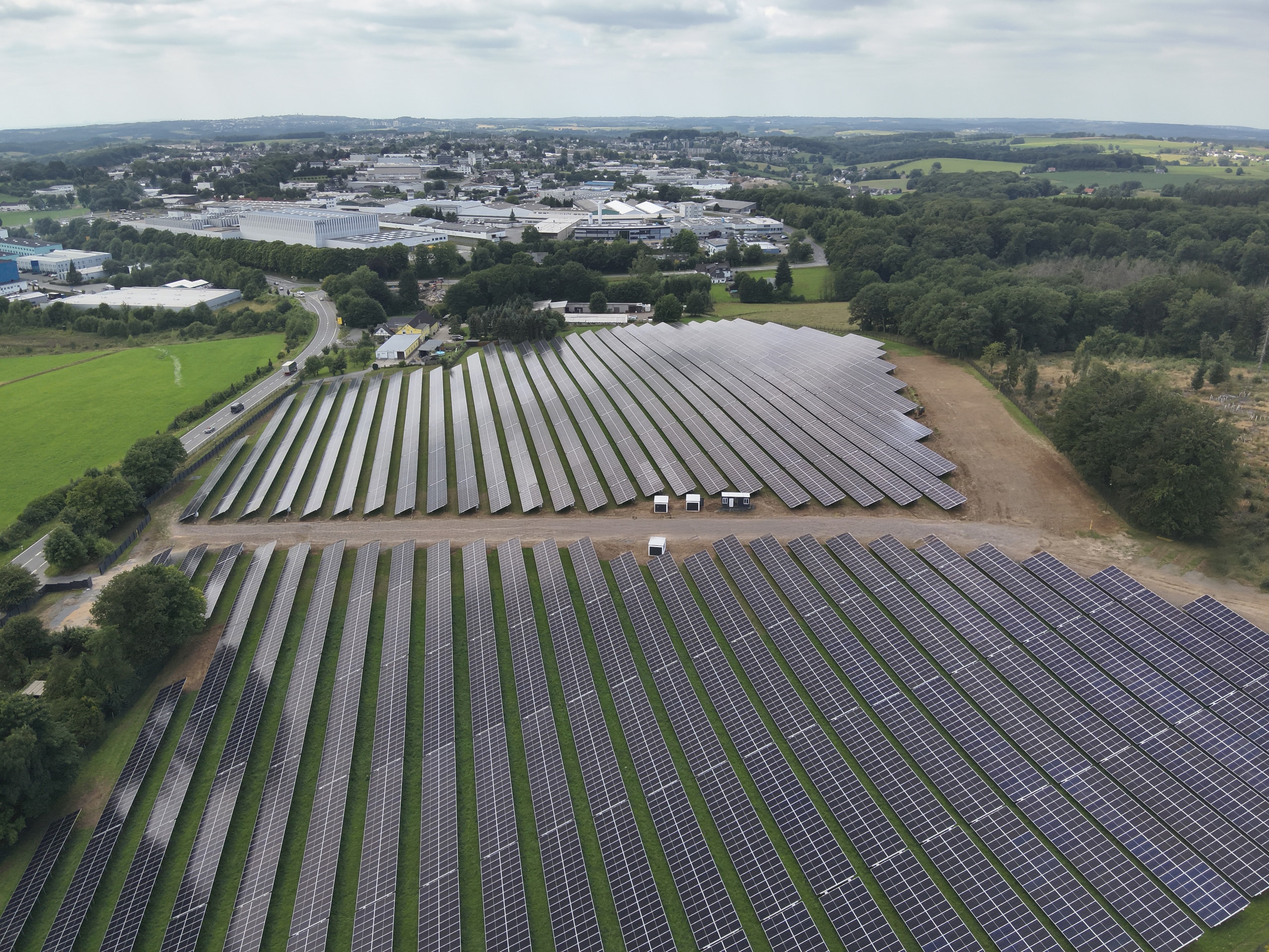 Luftaufnahme des neu eingeweihten Gira Solarparks.