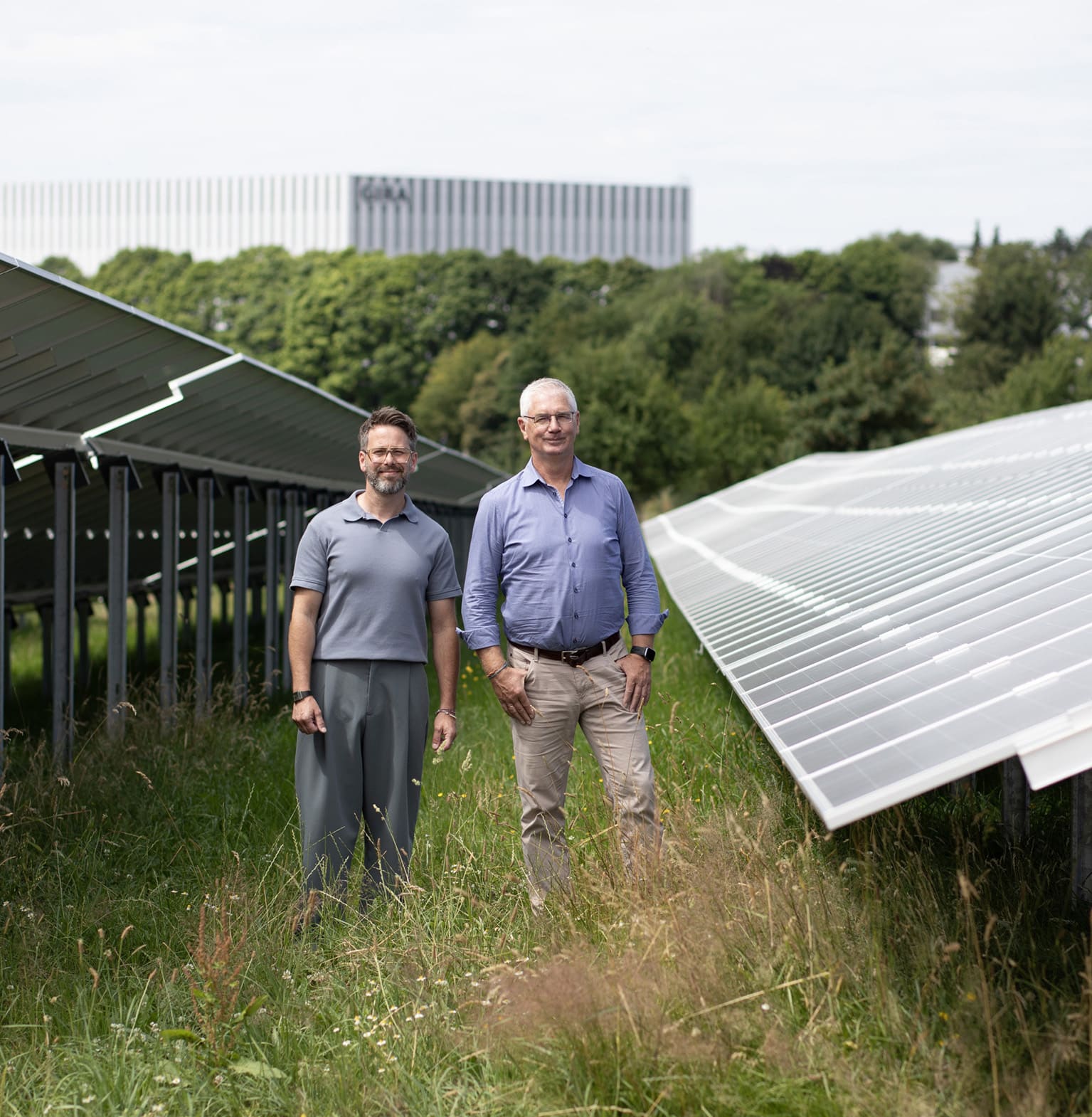 Leiter des Gira Facility Management Dietmar Daszkiewicz (r.) und Giancarlo Paasch (l.) bei der Einweihung des Gira Solarparks.