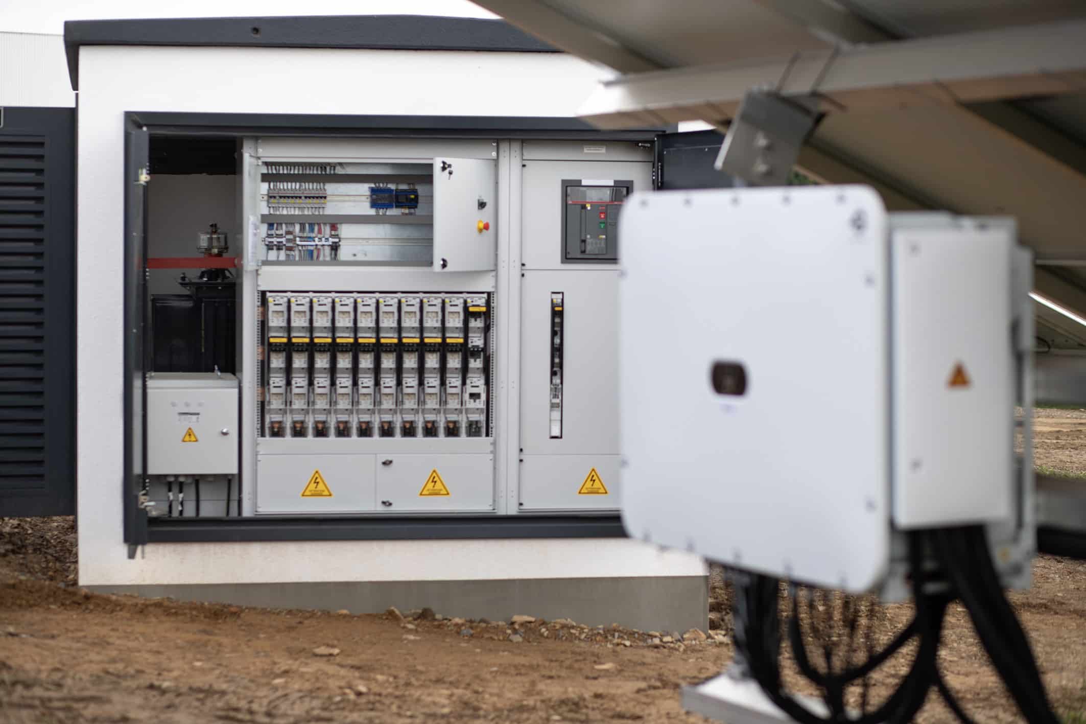 Drei Trafostationen sorgen dafür, dass die Hochspannung des Kraftwerkstroms in die zehn Kilovolt betragene Mittelspannung in den Verteilnetzen von Gira umgewandelt wird.
