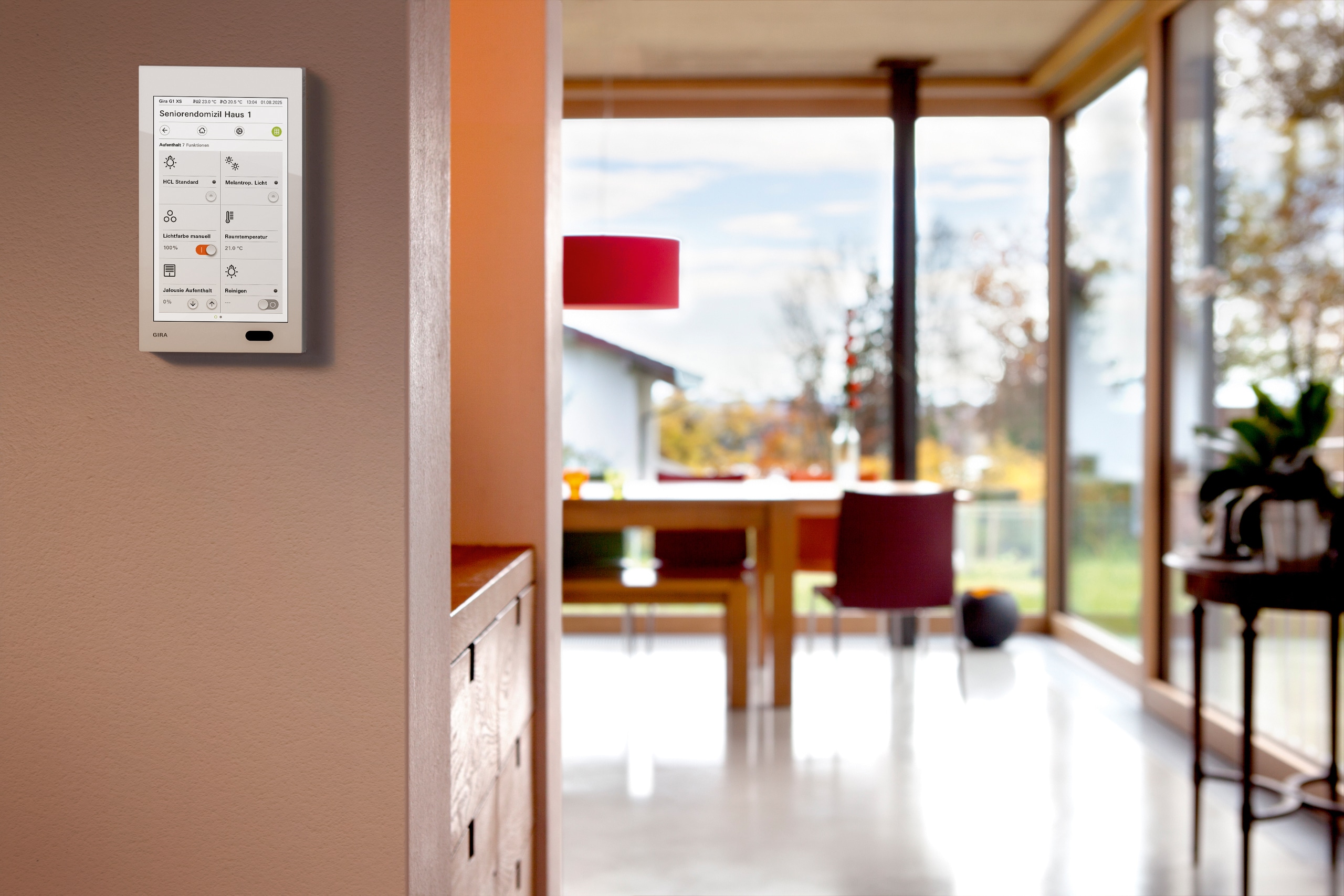 Der Gira G1 XS ist die preisattraktive Einstiegslösung für die Gebäudesteuerung mit dem Smart Home-System Gira One und dem Server Gira X1. Er kann zudem als Raumbediengerät in KNX-Anlagen ohne zentralen Server genutzt werden.