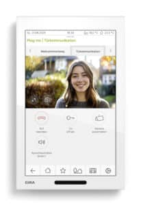 Als zentrales Bediengerät steuert der neue Gira G1 Funktionen wie Licht, Heizung, Klima und Jalousien– intuitiv mit Touch- und Wischgesten. Darüber hinaus kann der Gira G1 als Wohnungsstation im Gira Türkommunikationssystem fungieren. Als SIP-Client lässt er sich zudem in Fremdsysteme integrieren.