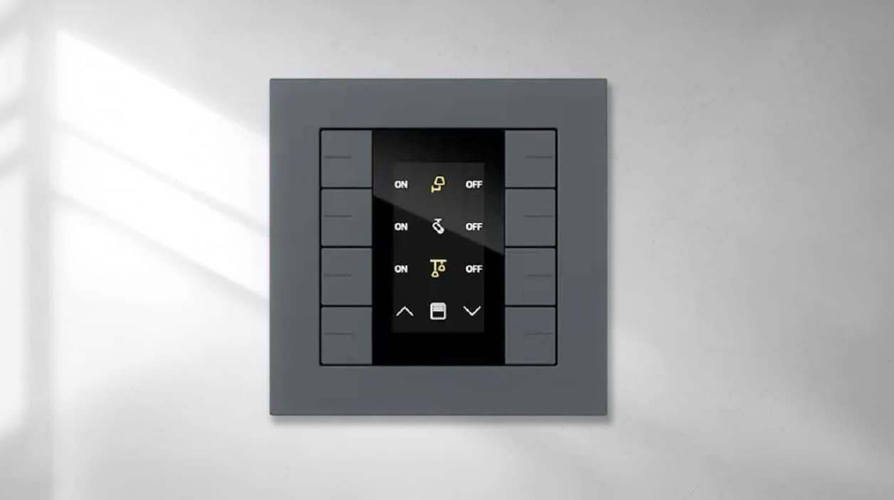 Der Gira Tastsensor 4.55 Plus - hier mit anthrazitfarbenem Rahmen und schwarzem Display - ermöglicht die komfortable Steuerung zentraler Gebäudefunktionen mit integrierter Statusanzeige wie Licht- und Jalousienregler.