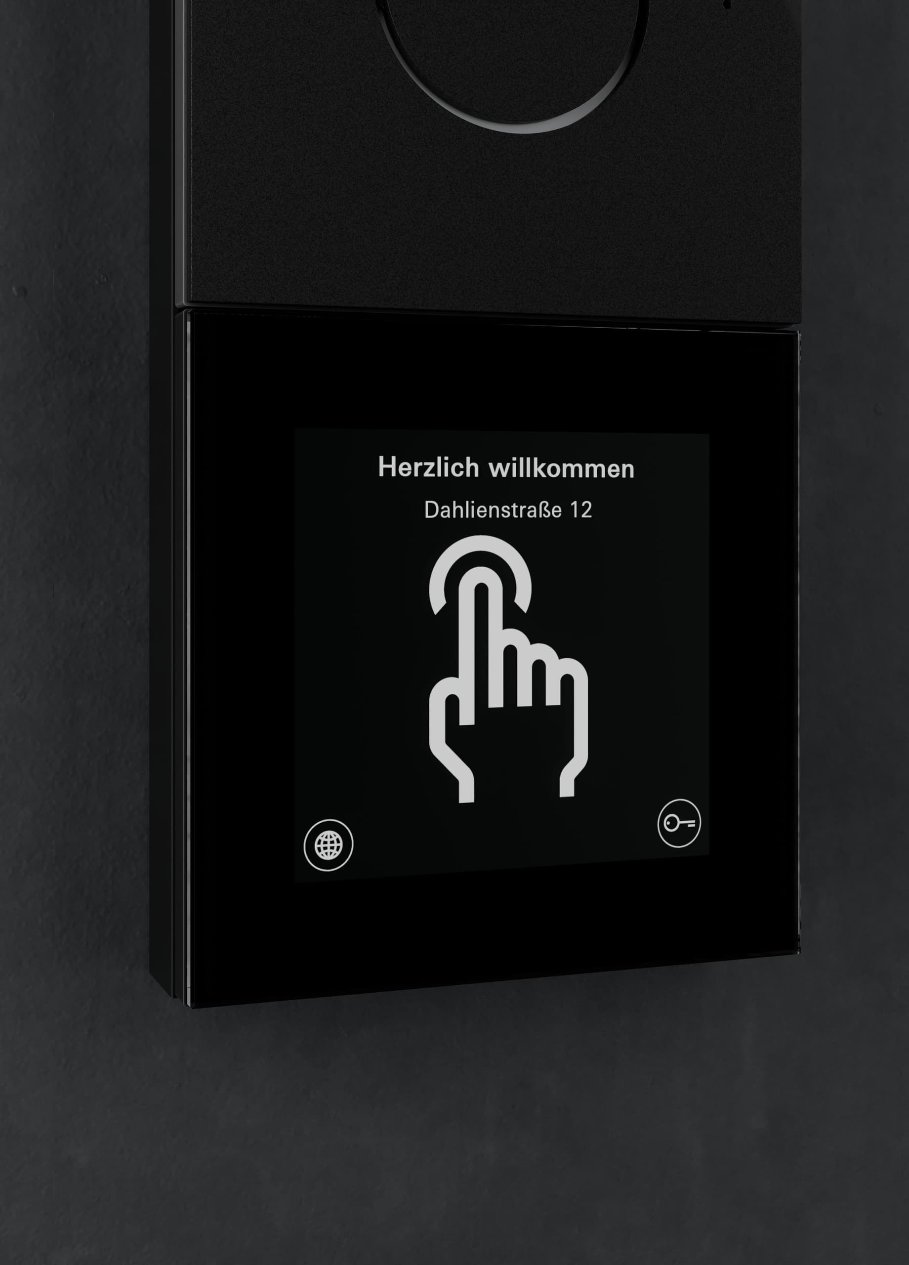 Bei einer Außenstation - wie hier mit sichtbarem Rufdisplaymodul - ist ein Aufbau-, Unterputz- so wie flächenbündiger Einbau möglich.