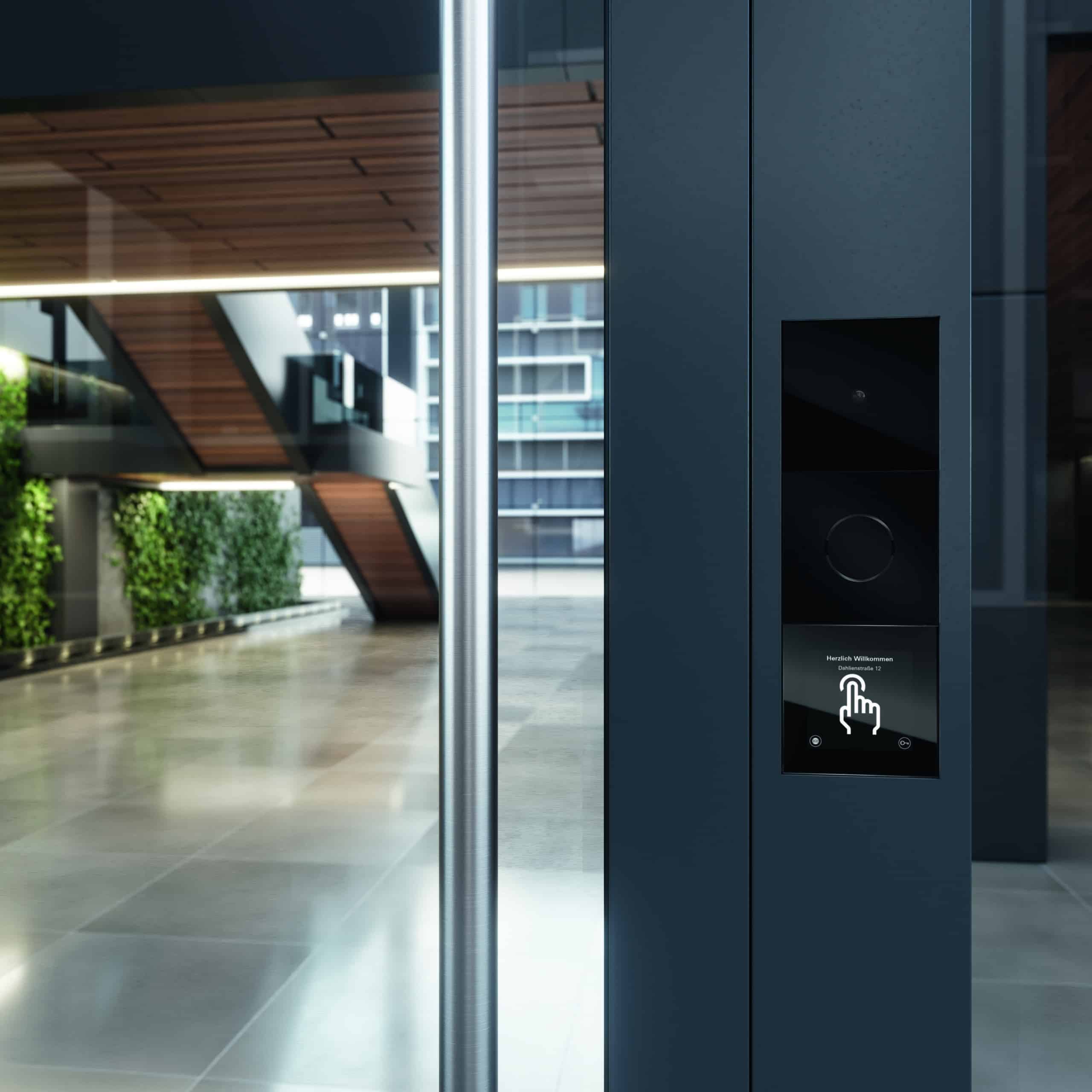 Bei einer Außenstation - wie hier mit sichtbarem Rufdisplaymodul - ist ein Aufbau-, Unterputz- so wie flächenbündiger Einbau möglich.