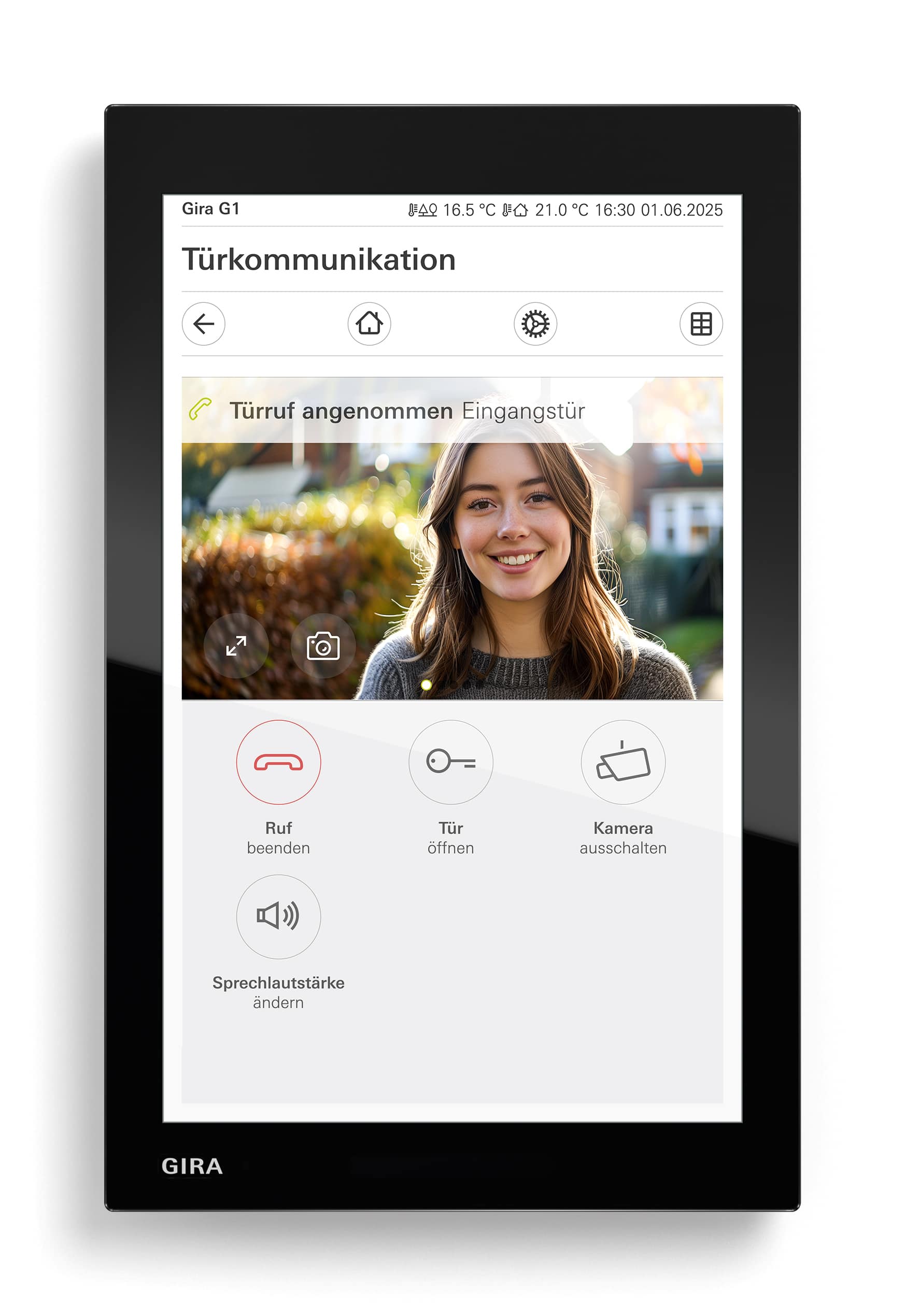 Die Gira Wohnungsstation Video IP in Glas Schwarz - hier im Hochformat montiert - verbindet ein 7-Zoll-Volltouch-Display mit IP-basierter Türkommunikation und unterstützt Funktionen wie Rufweiterleitung, Bildspeicherung und Fernzugriff.