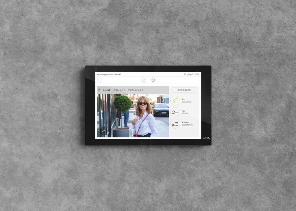 Die Gira Wohnungsstation Video IP in Glas Schwarz verbindet ein 7-Zoll-Volltouch-Display mit IP-basierter Türkommunikation und unterstützt Funktionen wie Rufweiterleitung, Bildspeicherung und Fernzugriff.