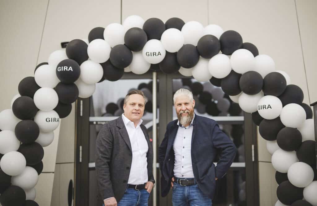 Geschäftsführer von Gira Austria, Alfred Mölzer und Vertriebsleiter Andreas Fraz haben zur Gira Neuheiten Präsentation eingeladen.