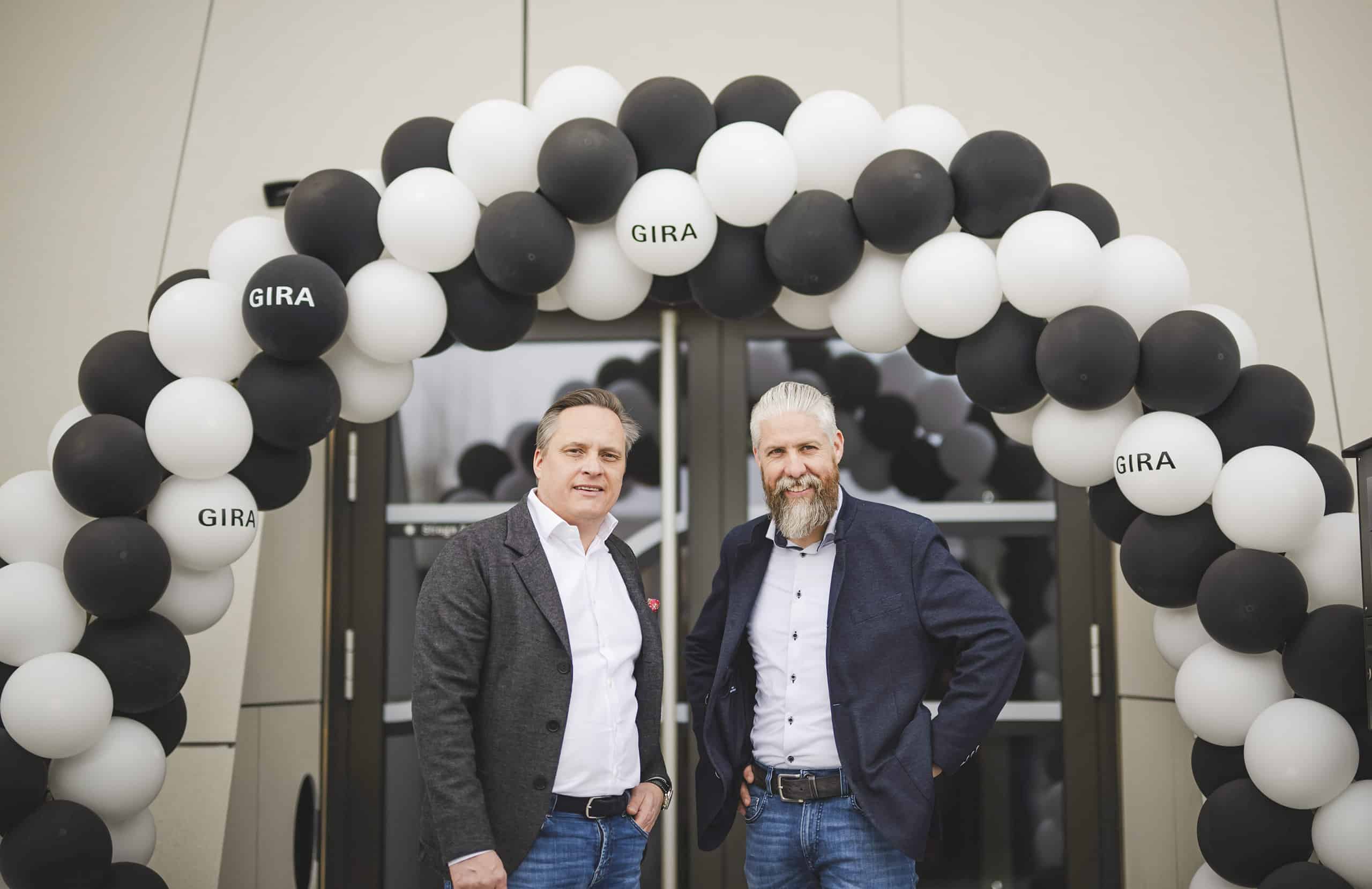 Geschäftsführer von Gira Austria, Alfred Mölzer und Vertriebsleiter Andreas Fraz haben zur Gira Neuheiten Präsentation eingeladen.