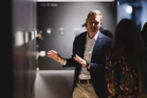 Mattias Zardini (Gebietsleiter für Tirol und Vorarlberg) erklärt Besuchern die Vorteile des ausgestellten GIRA-Produkts.