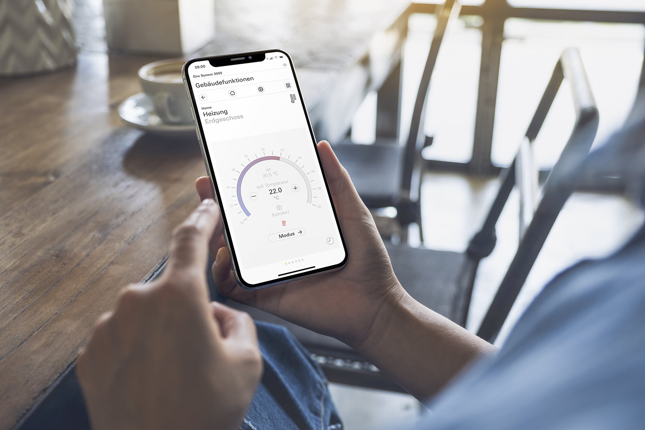 Über die App kann das Gira Smart Home aus der Ferne per Klick gesteuert werden.