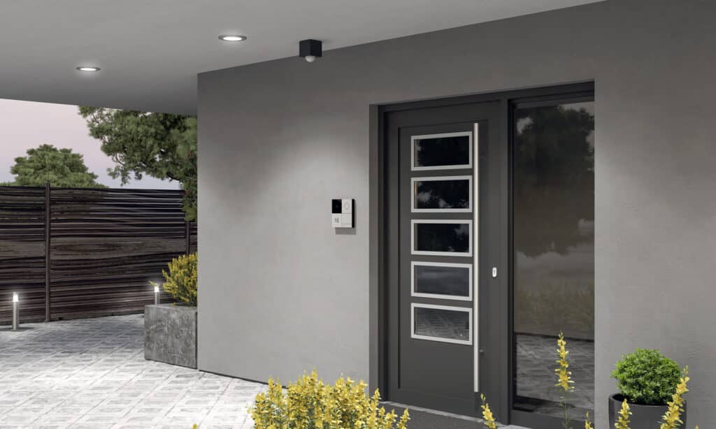 Werden Tür- und Fensterkontakte in das Gira Smart Home integriert, registriert das System das unbefugte Öffnen eines Fensters oder einer Tür und übermittelt automatisch eine Meldung an die Alarmzentrale.